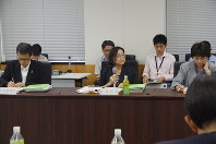 ＡＶ出演強要問題を巡って議論が交わされた内閣府の「女性に対する暴力に関する専門調査会」。中央は会長の辻村みよ子・明治大法科大学院教授＝２０１６年９月１２日午後３時、加藤隆寛撮影