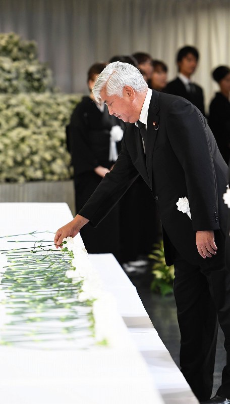 加藤紘一氏葬儀：山崎拓氏「最強最高のリベラルが去った」 [写真特集10