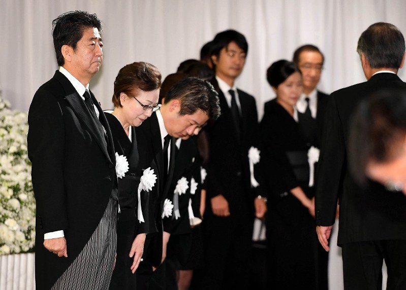 加藤紘一氏葬儀 山崎拓氏 最強最高のリベラルが去った 写真特集10 10 毎日新聞