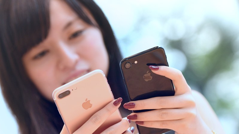 発売されたばかりの「iPhone7」=東京都渋谷区のアップルストア表参道店で2016年9月16日、竹内紀臣撮影