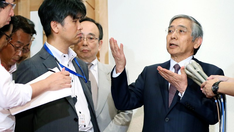 麻生太郎財務相との会談後、記者の質問に答える黒田東彦日銀総裁(右)=2016年8月2日、森田剛史撮影