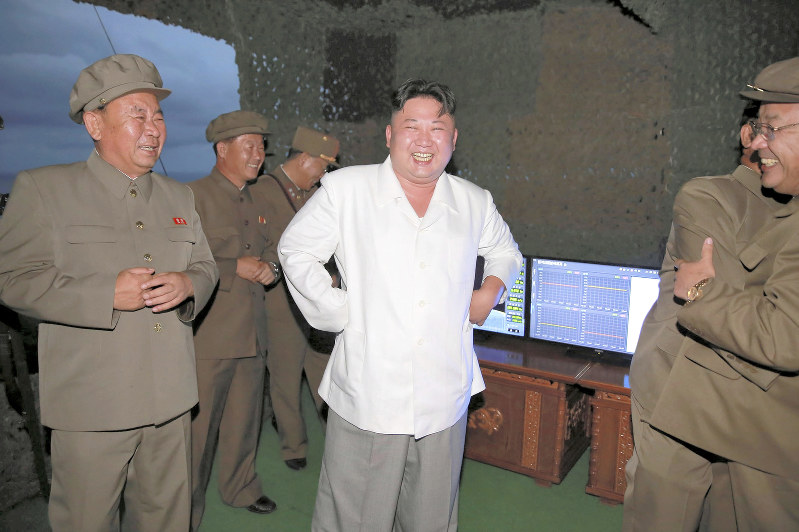 SLBMの試射を視察する金正恩朝鮮労働党委員長。朝鮮中央通信が「先軍節」の8月25日に報じた。下の絵の祖父、父と同じ白シャツ姿だ=朝鮮中央通信・朝鮮通信