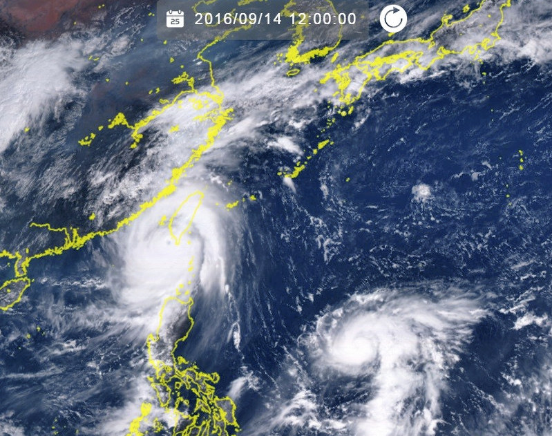 14日正午のひまわりリアルタイムWebの画像。台風14号(左)と16号の雲の渦がはっきりと見える=情報通信研究機構提供