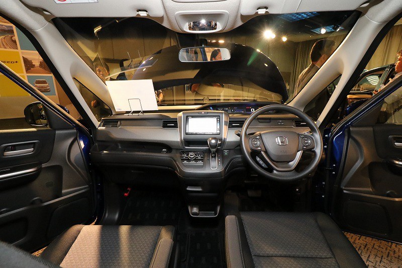 ホンダ ミニバンのフリードを８年ぶり一新 燃費 内装を向上 写真特集17 116 毎日新聞