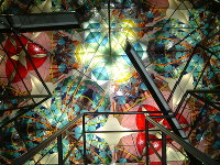 巨大な万華鏡の中に入れる三河工芸ガラス美術館＝三河工芸ガラス美術館提供