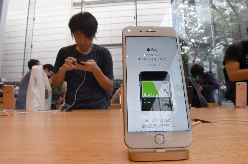 iPhone7発売：決済機能も アップルストアに行列 [写真