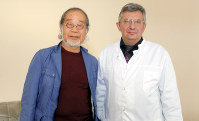 ミンスク甲状腺がんセンターの所長、ユーリ・ジェミチェク医師（右）と＝ベラルーシの同センターで４月