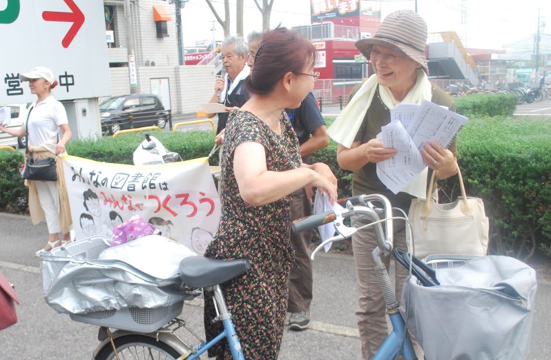 市民の声を聞いた図書館をつくろうと呼び掛ける会員=小牧市で