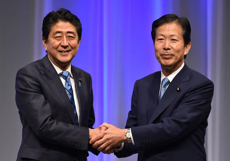 公明党全国大会で安倍晋三首相(左)と握手する公明党の山口那津男代表=東京都千代田区で2016年9月17日午後2時53分、宮間俊樹撮影