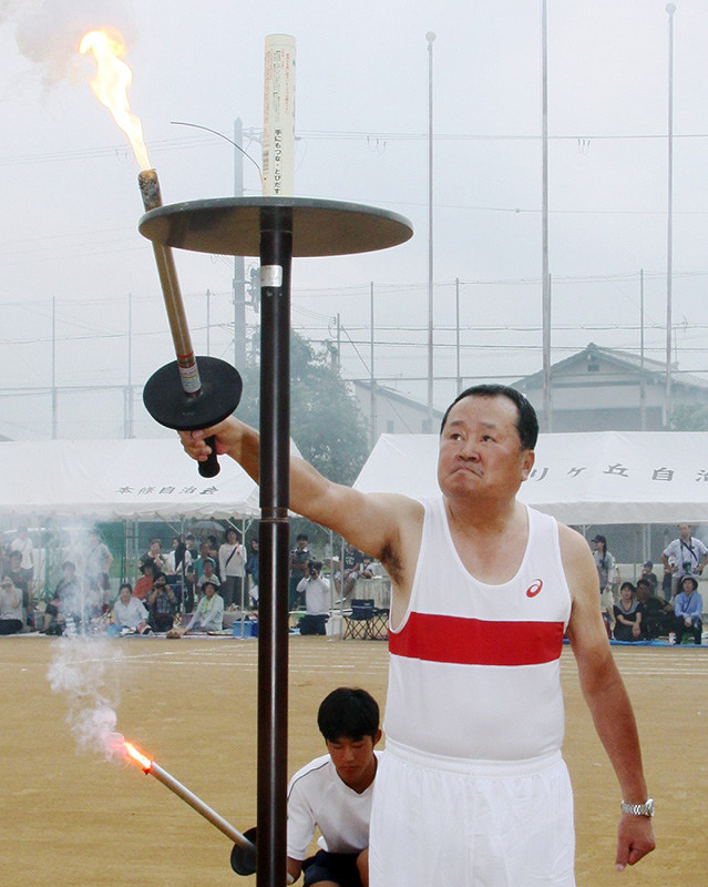 体育大会 聖火で開会 64年の走者再び たつの 揖保川中 兵庫 毎日新聞 体育大会 聖火で開会 64年の走者再び たつの 揖保川中 兵庫 毎日新聞