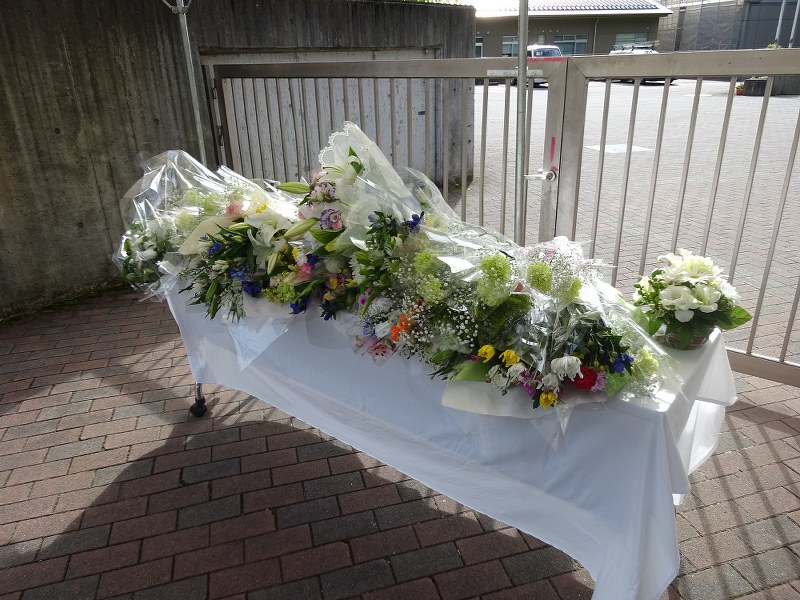 今も献花が絶えない津久井やまゆり園=野澤和弘撮影