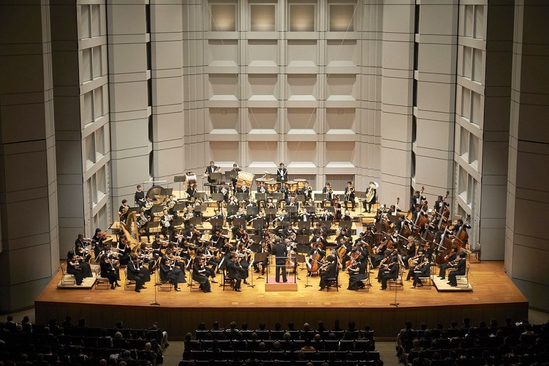 共演する東京フィルハーモニー交響楽団 (C)上野隆文