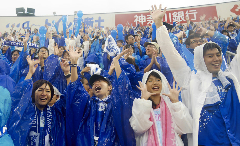 DeNA：初CS、熱いハマ風…「赤」に負けじ「青」歓喜 | 毎日新聞