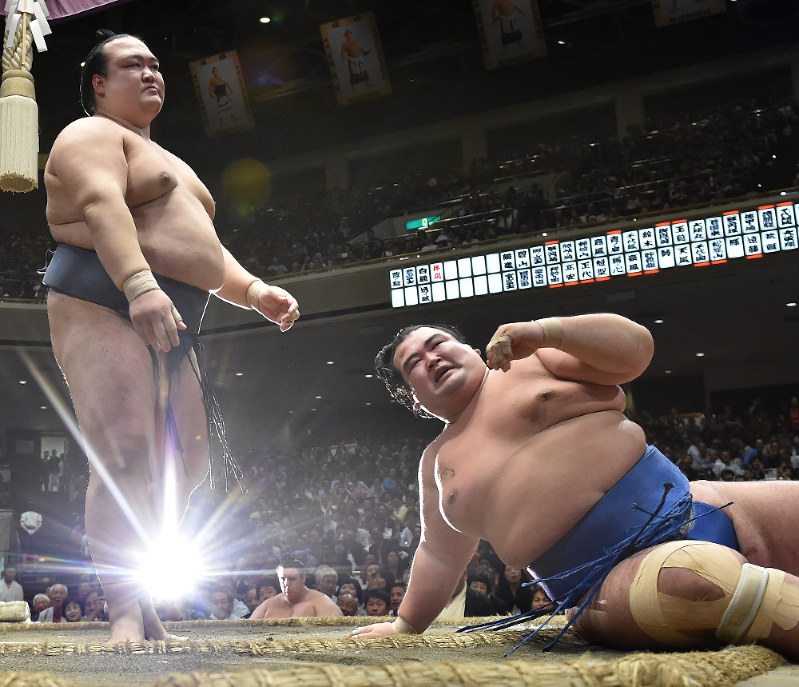 大相撲：ライバル対決 稀勢の里、琴奨菊砕く | 毎日新聞