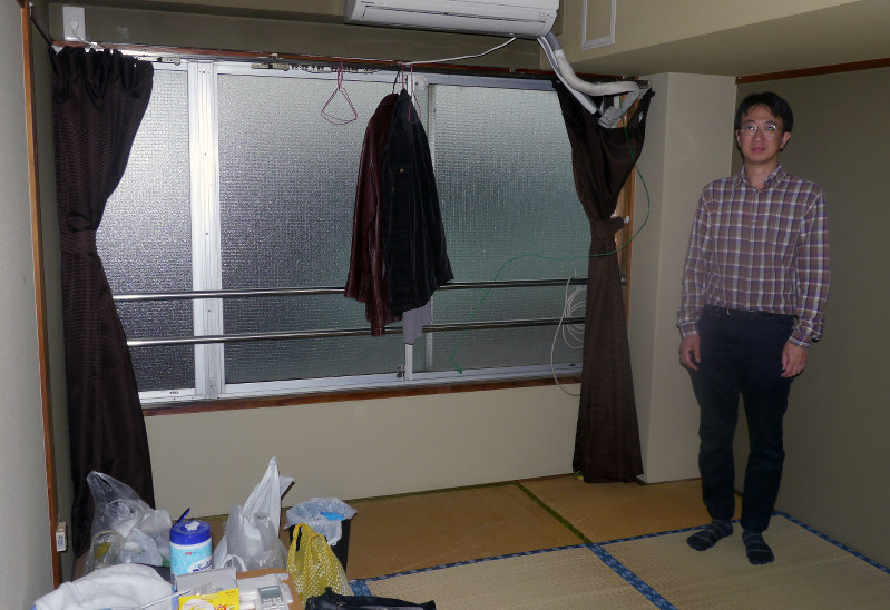 低所得者用シェルターを説明する「つくろい東京ファンド」代表理事の稲葉剛さん=東京都中野区で