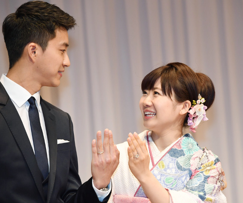 記者会見で結婚を発表し、指輪を見せる福原(右)と江宏傑=望月亮一撮影