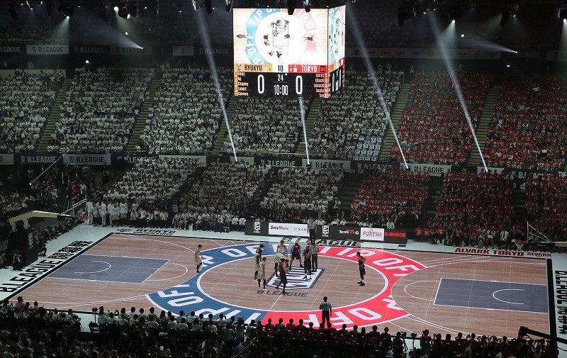 男子バスケ：光で演出、Bリーグ開幕 [写真特集5/21] | 毎日新聞