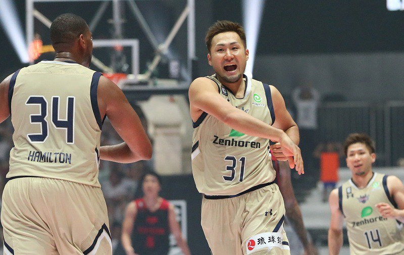 男子バスケ：光で演出、Bリーグ開幕 [写真特集11/21] 毎日新聞