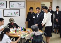 特別養護老人ホーム「第三南陽園」で、作業療法の様子を見学される皇太子ご夫妻＝東京都杉並区で２０１６年９月２１日午後３時７分、竹内紀臣撮影