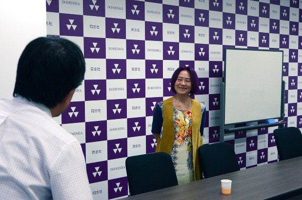 インタビュー終了後、今沢真・経済プレミア編集長(手前)と談笑する浜矩子さん=2016年9月15日、山口敦雄撮影