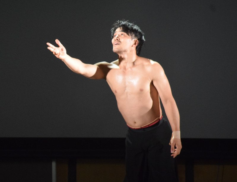 独創的なダンスパフォーマンスを披露した大前光市さん=下呂市森の下呂交流会館の特設ステージで