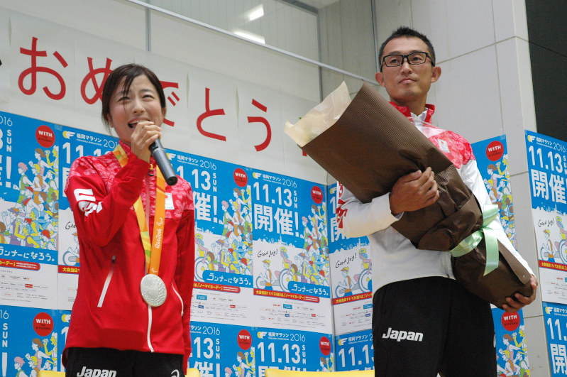 集まった市民らに銀メダル獲得を報告する道下選手(左)=福岡市役所で2016年9月23日午後0時44分、林由紀子撮影