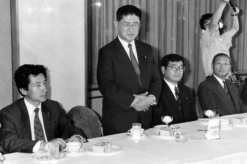 永田町の目：山崎拓氏「YKK秘録」 畏友への弔辞と著書に込めた胸中