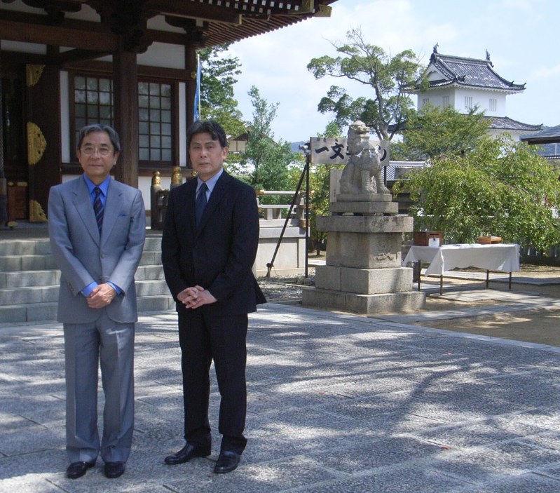 「忠臣蔵」ゆかりの大石神社(兵庫県赤穂市)を参詣に訪れた、中村梅玉さん(左)と松本幸四郎さん