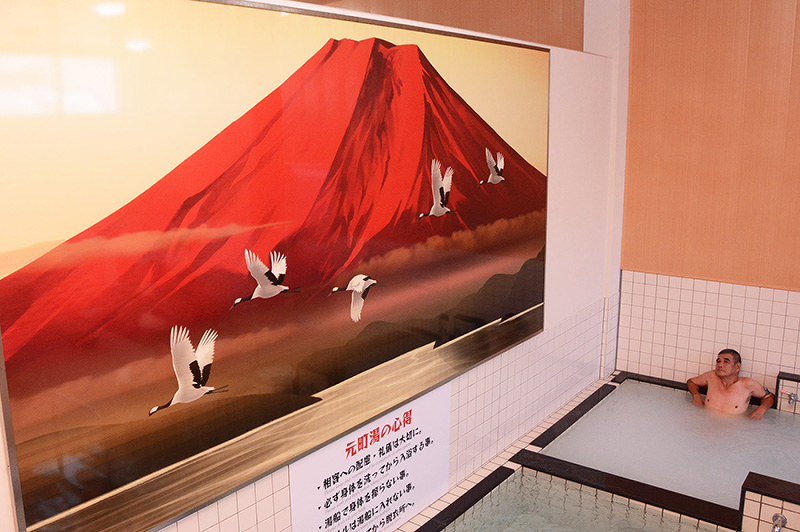 人 風呂 徳島銭湯めぐり ３ 徳島 元町湯 浴場に雄大な赤富士 徳島 毎日新聞