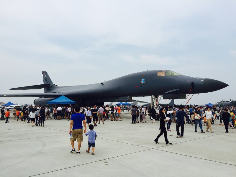 烏山の航空ショーで市民に公開された米空軍のB1B戦略爆撃機=ソウル南方の平沢市で25日、米村耕一撮影