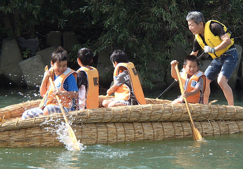 水辺まつり ぐんぐん進め 葦船で 尼崎 兵庫 毎日新聞