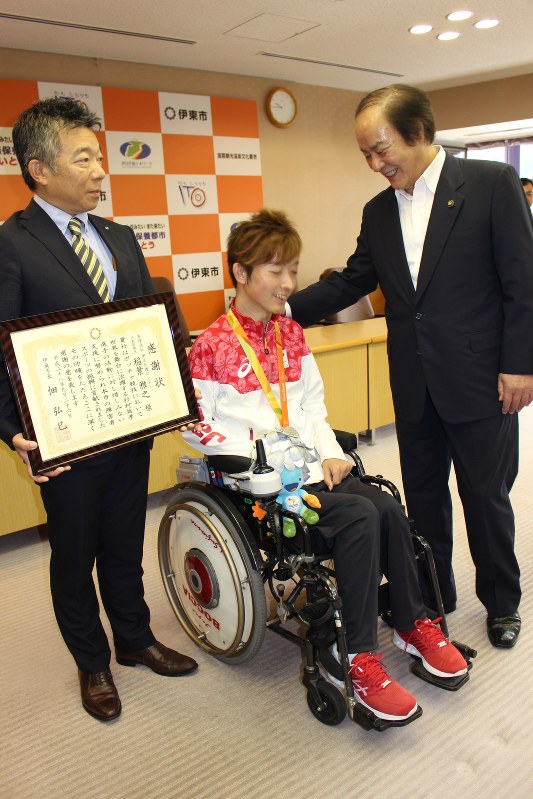 表彰状贈呈の後、杉村選手(中央)、稲葉社長(左)と談笑する佃市長=伊東市役所で