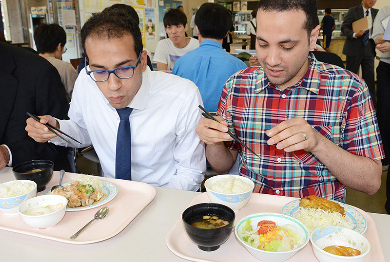 学食で提供されたハラル食を楽しむイスラム圏からの留学生たち=松江市西川津町の島根大で、長宗拓弥撮影
