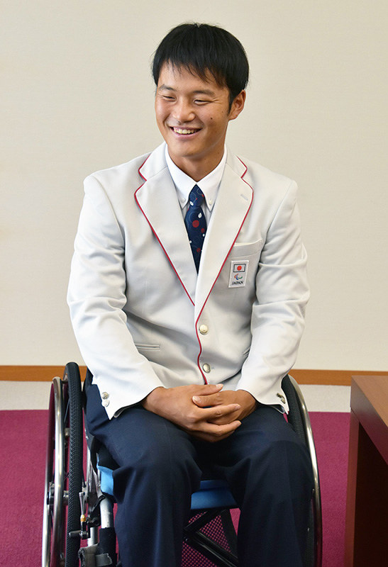 4年後の東京パラリンピックに向けて抱負を語った車いすテニスの三木拓也選手=島根県出雲市役所で、山田英之撮影