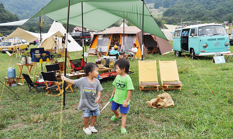 現場から記者リポート 高島 マキノでｏｕｔｉｎｇ ｃａｍｐ 大草原にテント村 愛好家が主催 １０００人集合 滋賀 毎日新聞