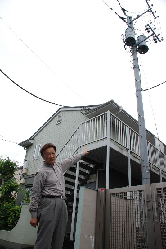 「マイ電柱があるとないとでは全然違う」と語る吉原さん=東京都武蔵野市で