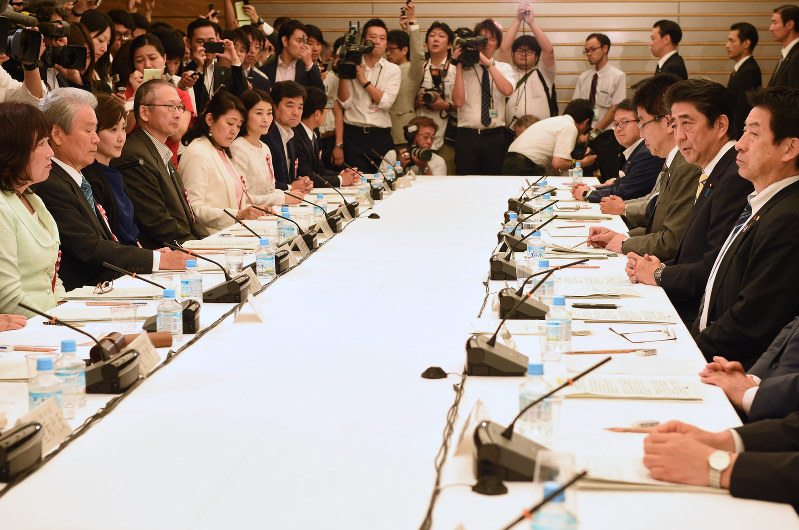 働き方改革実現会議の第1回会合であいさつする安倍晋三首相(右から2人目)と塩崎恭久厚労相(右)、加藤勝信働き方改革担当相(右から3人目)。経団連の榊原定征会長(左から2人目)、女優の生稲晃子さん(同3人目)ら=首相官邸で2016年9月27日、丸山博撮影