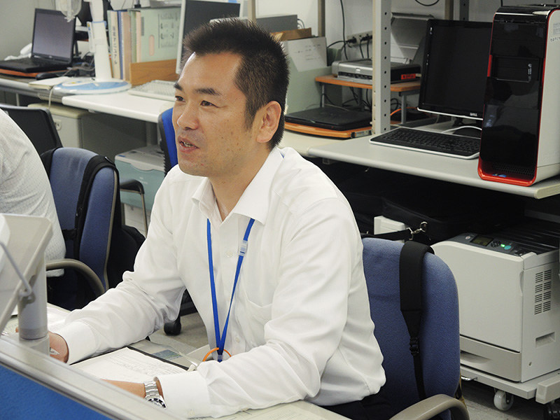 職場で働く廣瀬太志さん=高松市の香川県警人身安全対策課で、玉木達也撮影