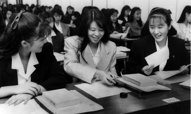 1990年春入社の女子学生を集めた内定式。何人が今も働き続けているだろうか=1989年10月撮影