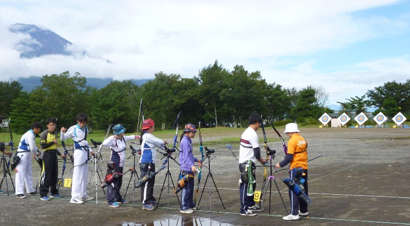 山中湖村が東京五輪事前合宿のアーチェリー会場に予定している「山中湖交流プラザ きらら」での競技風景=25日