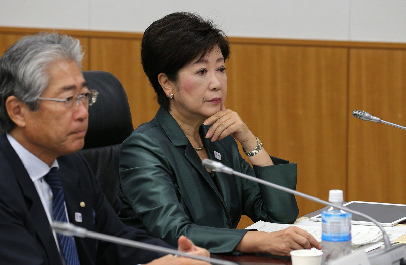 東京五輪・パラリンピック調整会議に出席した小池百合子東京都知事。手前は竹田恒和JOC会長=文科省で2016年9月29日午前8時7分、後藤由耶撮影