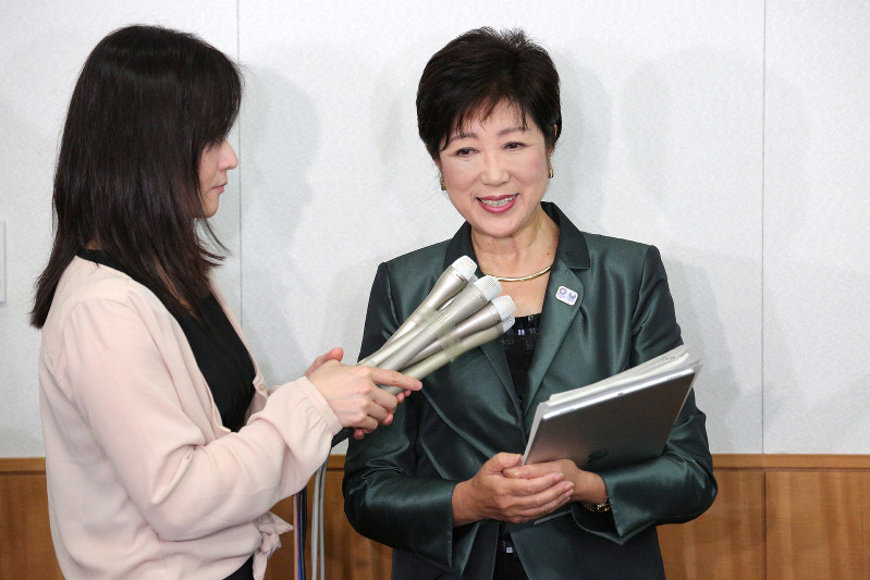 東京五輪・パラリンピック調整会議後、記者の取材に応じる小池百合子東京都知事=東京都千代田区の文科省で2016年9月29日午前8時59分、後藤由耶撮影