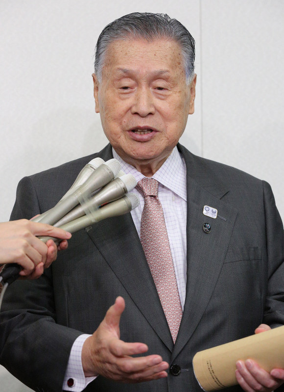 東京五輪・パラリンピック調整会議後、記者の取材に応じる森喜朗東京五輪・パラリンピック組織委員会会長=東京都千代田区の文科省で2016年9月29日午前9時2分、後藤由耶撮影