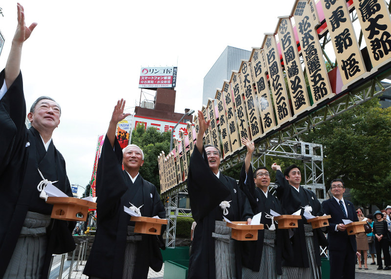 御園座の歌舞伎公演を前に行われた「まねき上げ」=名古屋市中区の日本特殊陶業市民会館で2016年9月30日午前11時12分、兵藤公治撮影