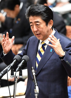 衆院予算委員会で細野豪志民進党代表代行の質問に答える安倍晋三首相＝国会内で２０１６年９月３０日午後１時６分、藤井太郎撮影