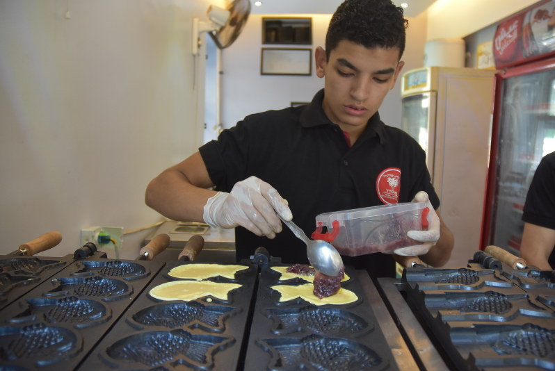 エジプトの首都カイロで、9月にオープンしたたい焼き店「TAIYAKI TIME」。機材はインターネット通販で取り寄せた=2016年9月28日、秋山信一撮影