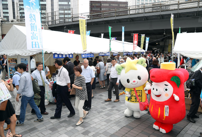 東京・JR有楽町駅前で行われ多くの人で賑わう海産物などの展示即売会
