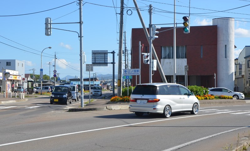 北海道で初めてラウンドアバウトが整備される旧上ノ国駅前の交差点=北海道上ノ国町で2016年10月1日、遠藤修平撮影
