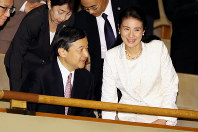 文化庁芸術祭オープニング公演「日本の四季」に臨席される皇太子ご夫妻＝東京都千代田区の国立劇場で２０１６年１０月１日午後１時５８分、森田剛史撮影