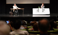 集会で対談する雨宮処凛さん（右）＝大阪市中央区で２０１６年１０月１日、望月亮一撮影